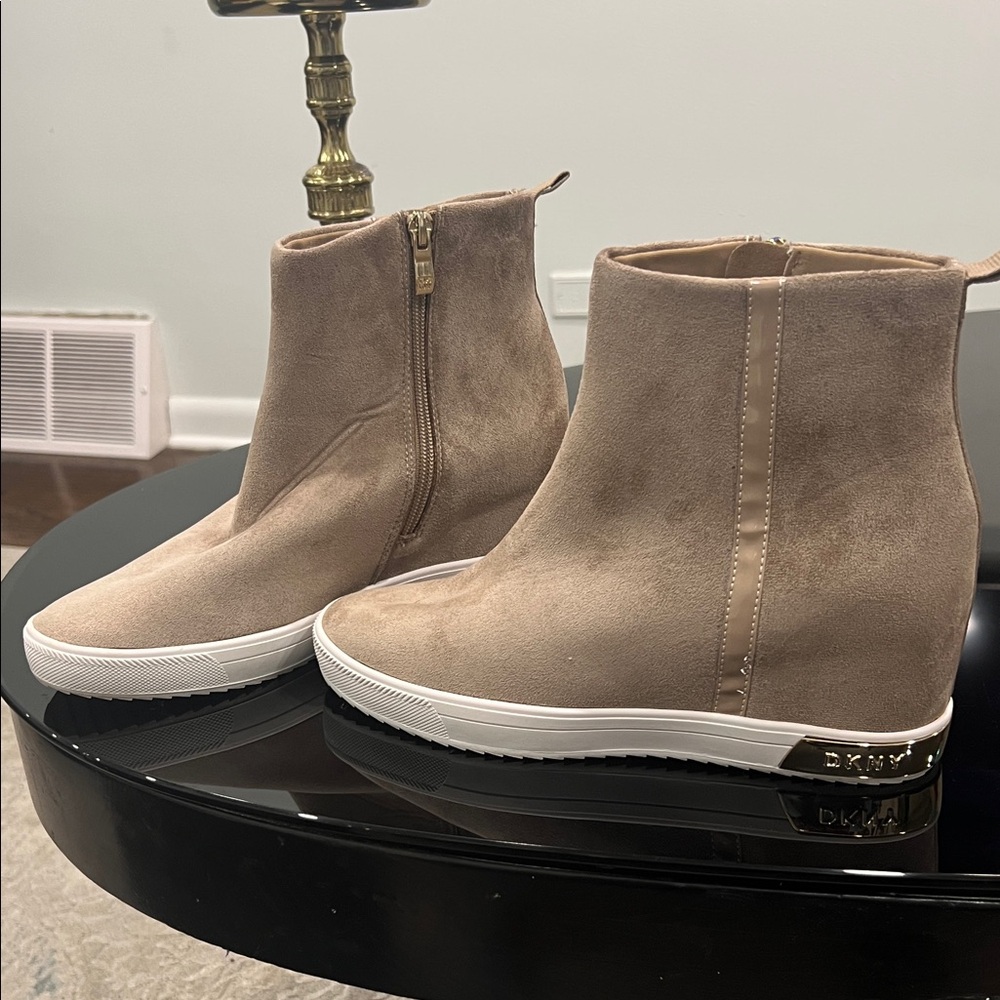 DKNY CALI-WEDGE SNEAKER * Beige with Gold Accent